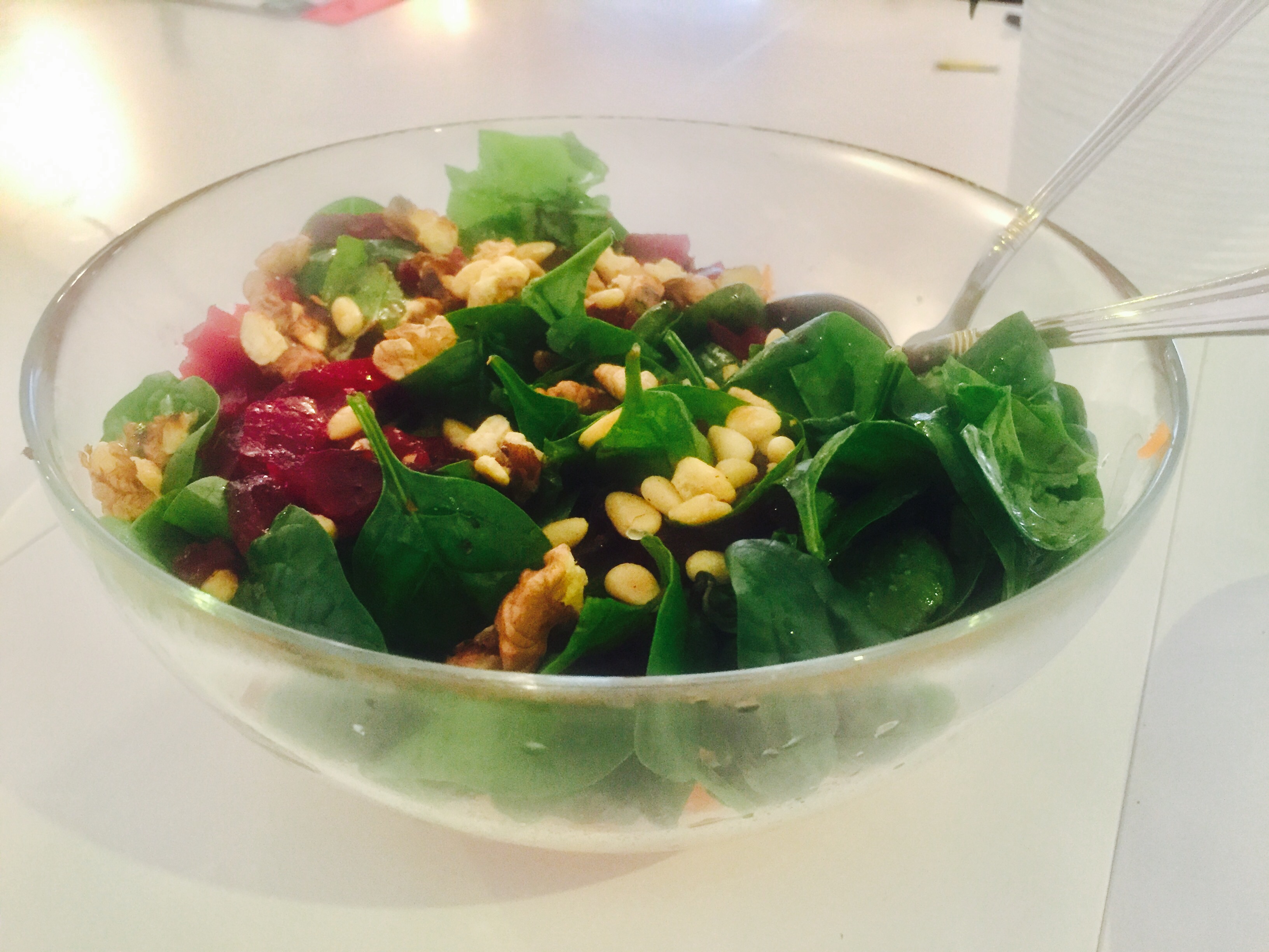 salata-de-sfecla-cu-morcovi-baby-spinach-si-seminte-de-pin-coapte-1